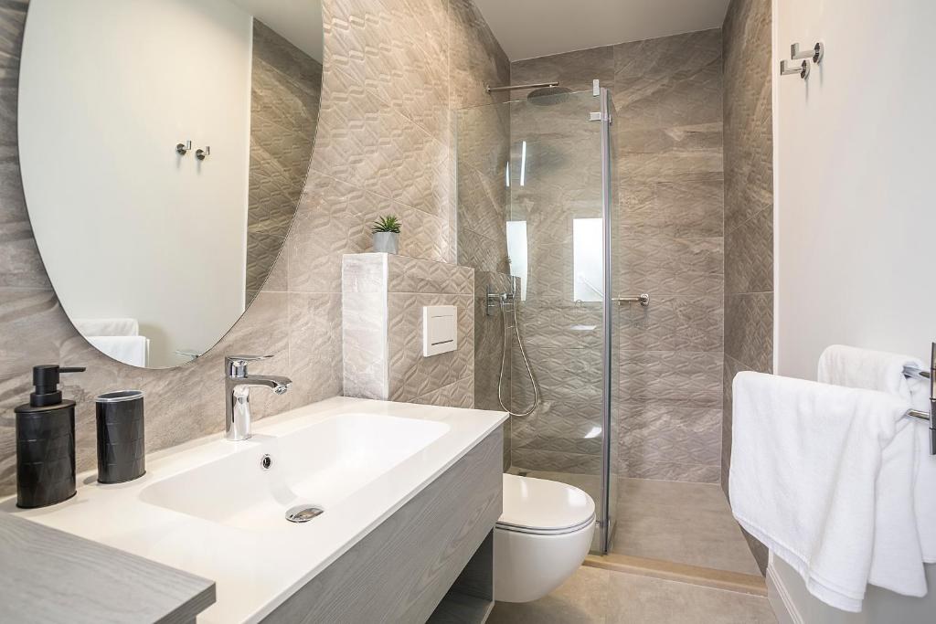 Bathroom with a mirror at Piano Nobile Rooms in Split