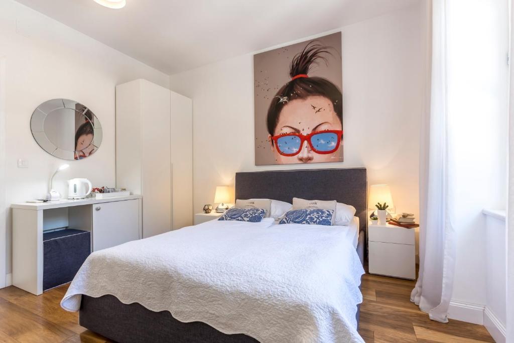 Bedroom with wall artwork at Piano Nobile Rooms in Split