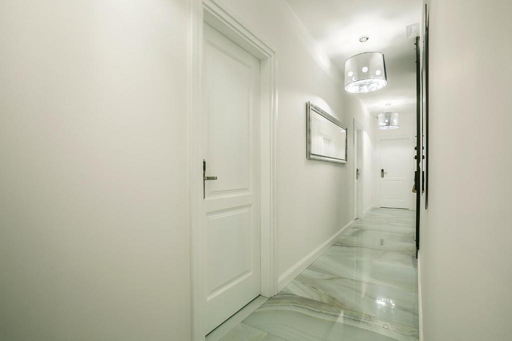 Hallway with a mirror at Piano Nobile Rooms in Split