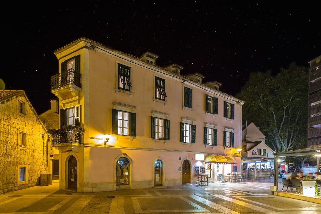 Building in Split at night at Piano Nobile Rooms in Split