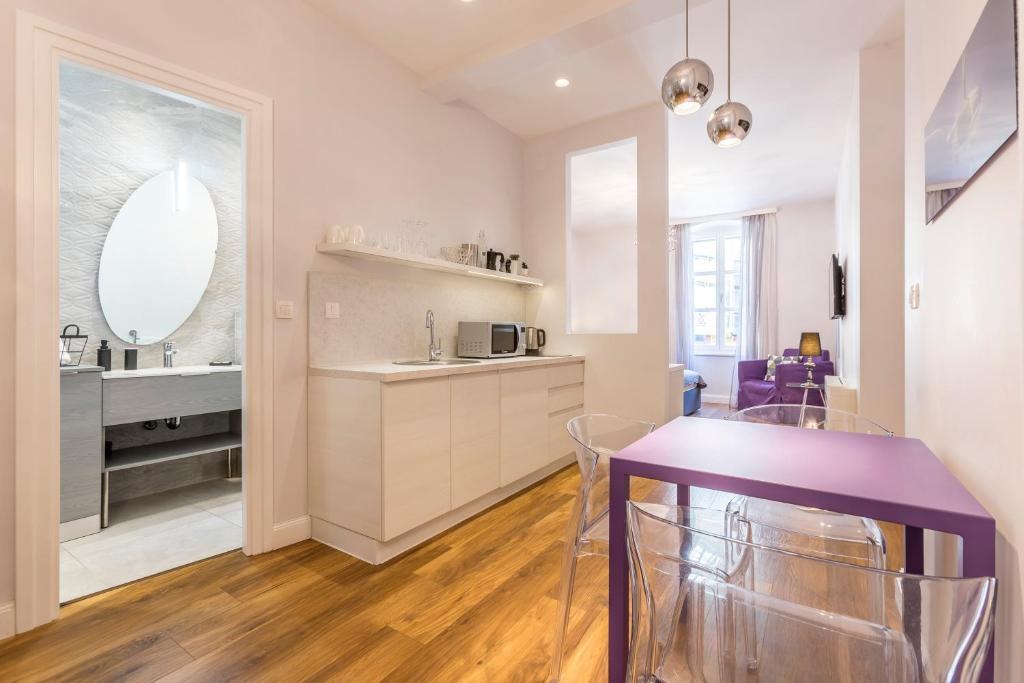 Studio dining area at Piano Nobile Rooms in Split