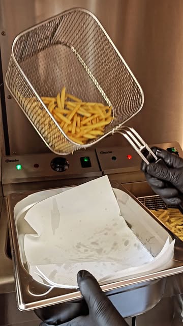 Freshly cooked fries at Snack Box Bol